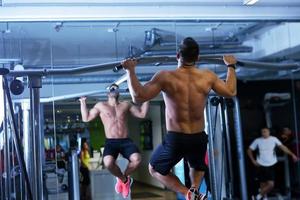 bel homme faisant de l'exercice à la salle de gym photo