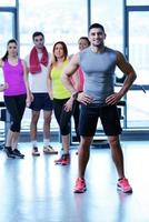 groupe de personnes faisant de l'exercice à la salle de sport photo