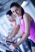 femme faisant de l'exercice sur un tapis roulant dans une salle de sport photo