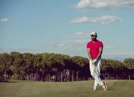 Beau portrait de joueur de golf du Moyen-Orient au cours photo