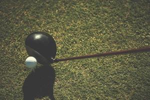 club de golf et balle dans l'herbe photo