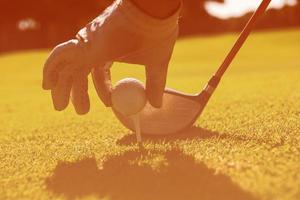 joueur de golf plaçant la balle sur le tee photo