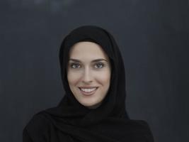 portrait de jeune femme musulmane moderne en abaya noire