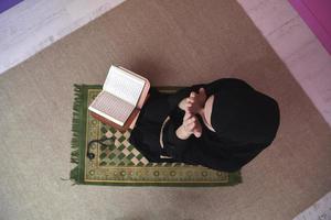 femme du moyen-orient priant et lisant le saint coran photo