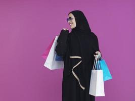 heureuse fille musulmane posant avec des sacs à provisions photo