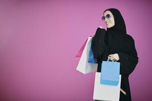 heureuse fille musulmane posant avec des sacs à provisions photo