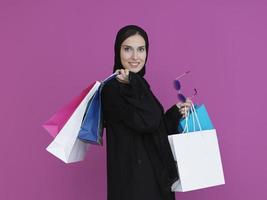 heureuse fille musulmane posant avec des sacs à provisions photo