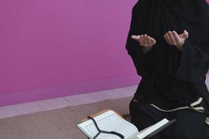 femme du moyen-orient priant et lisant le saint coran photo
