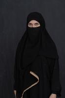 portrait de femme musulmane portant le niqab et des vêtements traditionnels arabes ou abaya photo