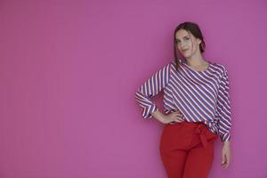 portrait de jeune femme posant en studio photo