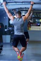 bel homme faisant de l'exercice à la salle de gym photo