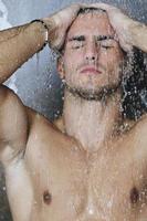 bel homme sous la douche de l'homme photo