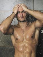 bel homme sous la douche de l'homme photo