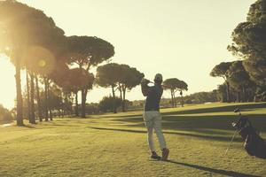 joueur de golf frappant un long coup photo