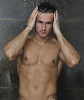bel homme sous la douche de l'homme photo