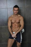 bel homme sous la douche de l'homme photo