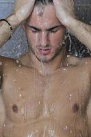 bel homme sous la douche de l'homme photo