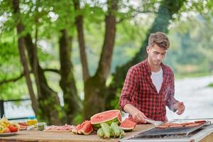 homme cuisinant des plats savoureux pour un dîner français photo