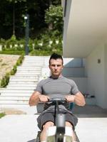 homme faisant des exercices du matin photo