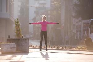 femme qui s'étire avant le jogging du matin photo