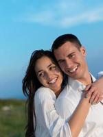 heureux jeune couple romantique s'amuser se détendre à la maison photo