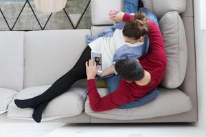 couple se détendre à la maison avec des tablettes photo