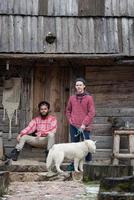 frineds ensemble devant une vieille maison en bois photo