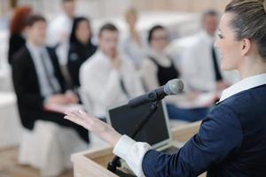 femme d'affaires donnant la présentation photo