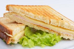 sandwich sur une surface blanche photo