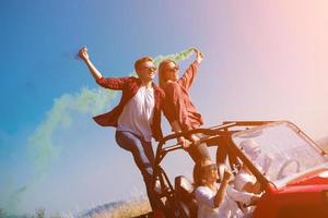 groupe de jeunes s'amusant en conduisant une voiture buggy hors route photo