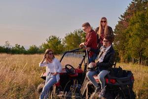 groupe de jeunes gens heureux profitant d'une belle journée ensoleillée tout en conduisant une voiture buggy hors route photo