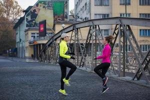 couple s'échauffant avant de faire du jogging photo