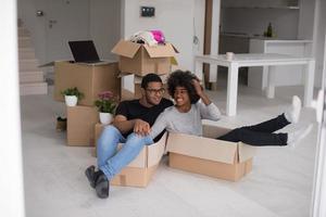 couple afro-américain jouant avec du matériel d'emballage photo