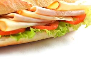 sandwich sur une surface blanche photo