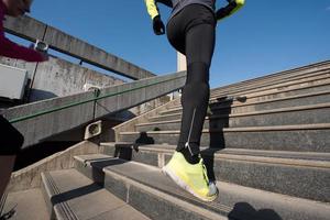 jeune couple jogging sur les marches photo