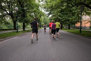 équipe de coureurs à l'entraînement du matin photo