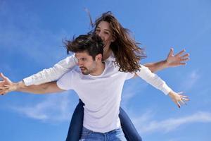 heureux jeune couple romantique s'amuser se détendre à la maison photo