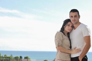 couple se reposant sur un balcon photo