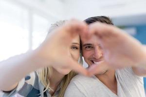 couple faisant le coeur avec les mains photo