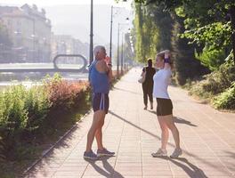 couple s'échauffant et s'étirant avant de faire du jogging photo