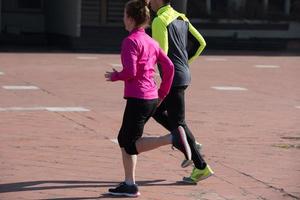 jeune couple faisant du jogging photo