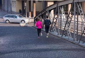 jeune couple faisant du jogging photo