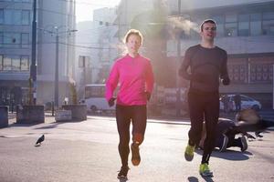 jeune couple faisant du jogging photo