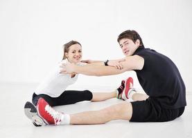 Heureux jeune couple d'entraînement de fitness et de plaisir photo