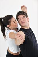 Heureux jeune couple d'entraînement de fitness et de plaisir photo