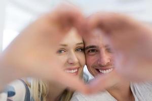 couple faisant le coeur avec les mains photo