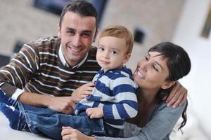 jeune famille heureuse s'amuser à la maison photo