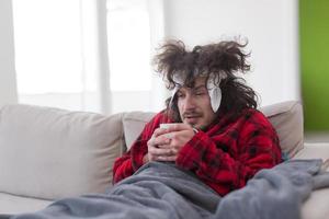 jeune homme avec grippe et fièvre photo