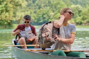 des amis font du canoë dans une rivière sauvage photo