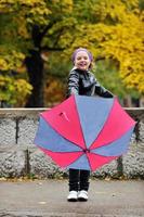 fille heureuse avec parapluie photo